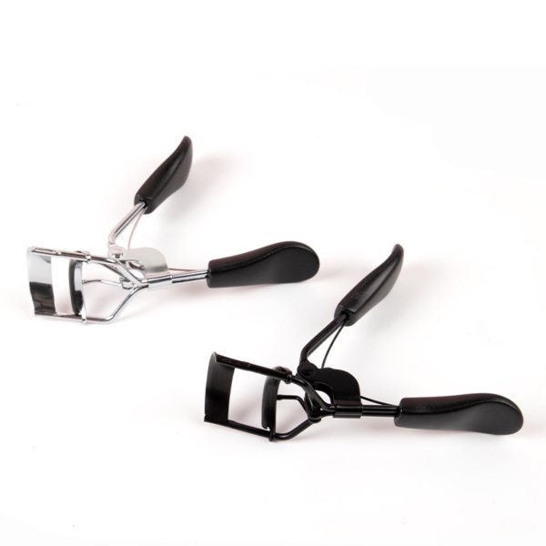 SANGAM Eyelash Curler in black and silver showing steel bracket, ergonomic handle, and non-slip rubber mat. Title: